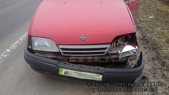 Під Луцьком вантажівка зіткнулася з легковиком. ФОТО