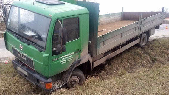 Під Луцьком вантажівка зіткнулася з легковиком. ФОТО