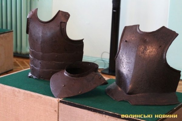 Показали срібний скарб, знайдений під Луцьком. ФОТО