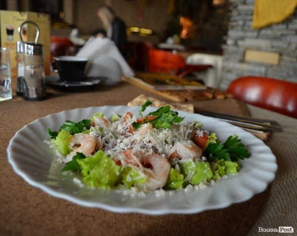 Салат «З тигровими креветками під соусом «Песто». Інгредієнти: тигрові креветки, листя салату, сир Пармезан, помідори, авокадо, соус «Песто»