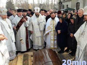 Владика Михаїл очолив службу на похороні свого брата. ФОТО. ВІДЕО