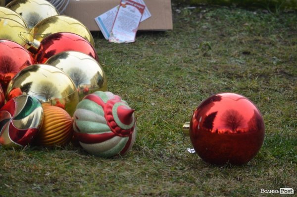 Розпочали прикрашати ялинку біля Луцькради. ФОТО 