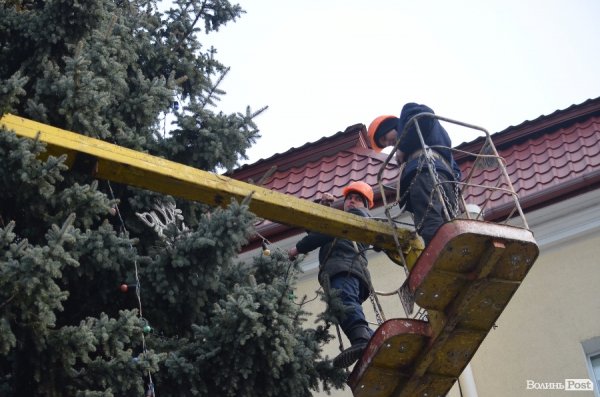Розпочали прикрашати ялинку біля Луцькради. ФОТО 
