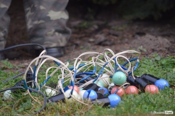 Розпочали прикрашати ялинку біля Луцькради. ФОТО 