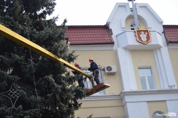Розпочали прикрашати ялинку біля Луцькради. ФОТО 