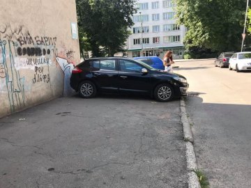 У Луцьку «автоандон» перегородив тротуар. ФОТО