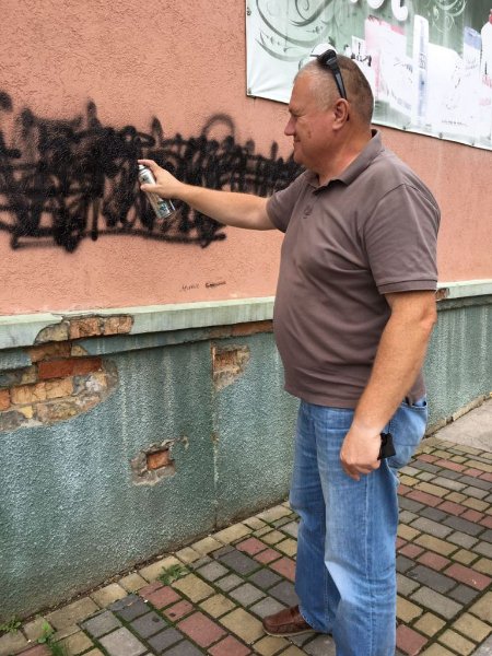 У місті на Волині активісти знищують рекламу наркотиків на стінах. ФОТО