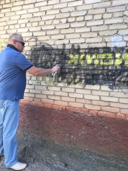 У місті на Волині активісти знищують рекламу наркотиків на стінах. ФОТО