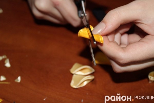 Волинська майстриня показала, як зробити новорічну іграшку власноруч 