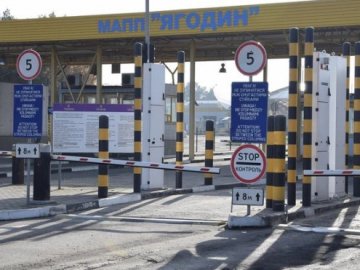 Українці повертаються додому: на волинському кордоні у чергах стоїть тисяча автівок