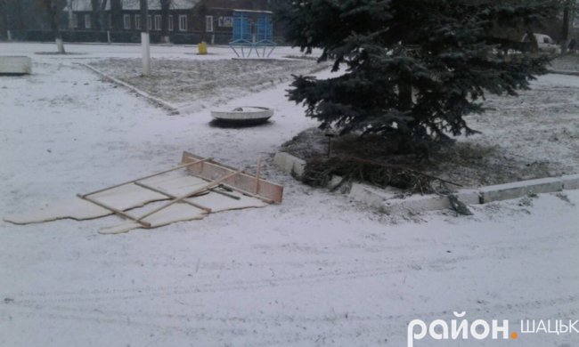 У Шацьку вандали пошкодили новорічну ялинку