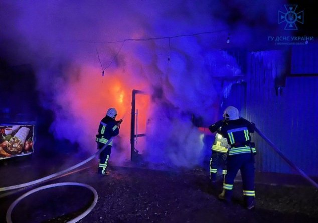 Під Луцьком горів пивний магазин. ФОТО