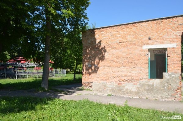 У Луцькому парку санітарна проблема: єдиний туалет нагадує кімнату жахів. ФОТО