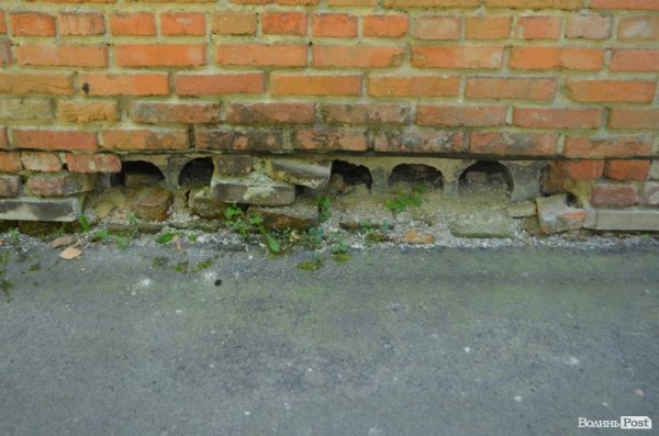 У Луцькому парку санітарна проблема: єдиний туалет нагадує кімнату жахів. ФОТО