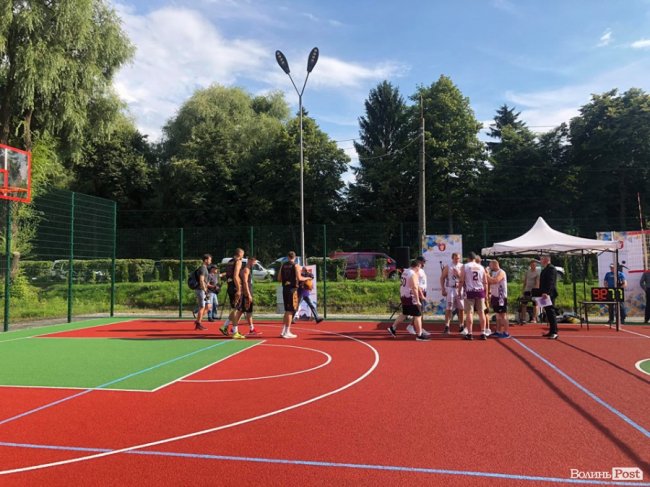 Поблизу центрального парку Луцька відкрили мультифункціональний спортмайданчик. ФОТО 