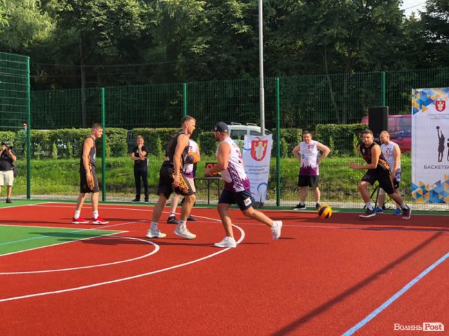 Поблизу центрального парку Луцька відкрили мультифункціональний спортмайданчик. ФОТО 