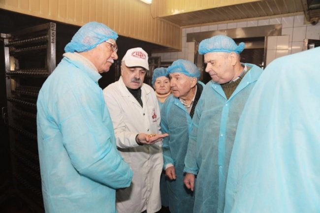 Смак щасливих моментів: луцьким ветеранам показали, як виготовляють ковбасу