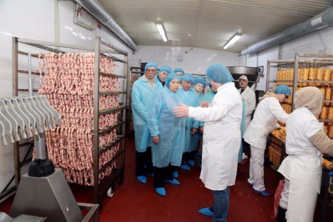 Смак щасливих моментів: луцьким ветеранам показали, як виготовляють ковбасу