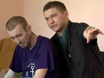 Носить осколки в тілі: поранений на Харківщині боєь проходить реабілітацію в Луцьку