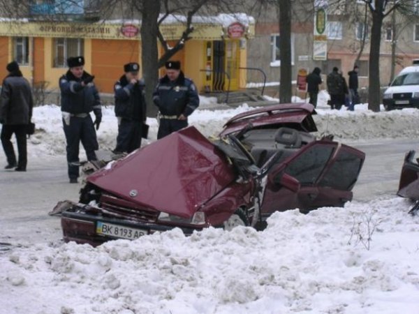 У Рівному троє людей загинуло у страшній аварії. ФОТО