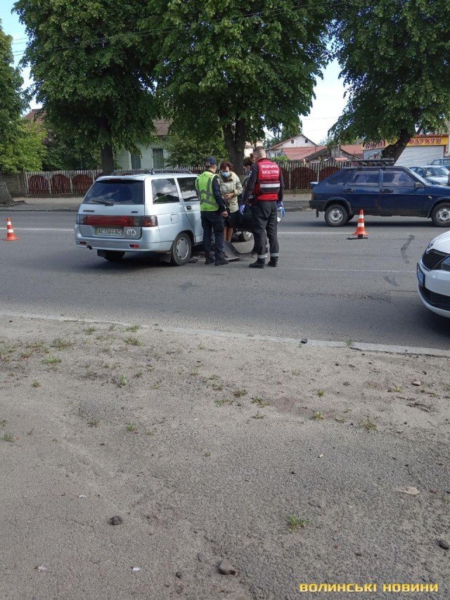 Ранкова аварія у Луцьку: зіткнулись вантажівка та легковик. ФОТО