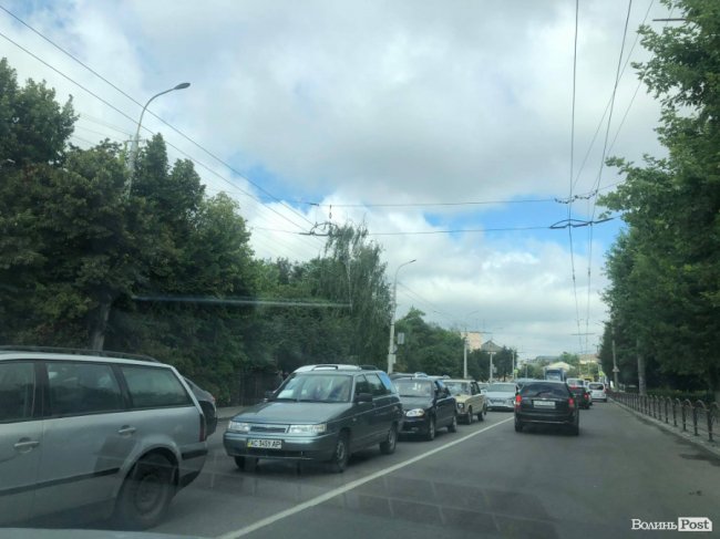 Луцьк стоїть у заторах через надзвичайну ситуацію на Театральному майдані 