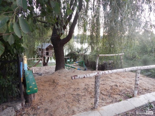 У Луцьку - конфлікт через дитячий майданчик. ФОТО