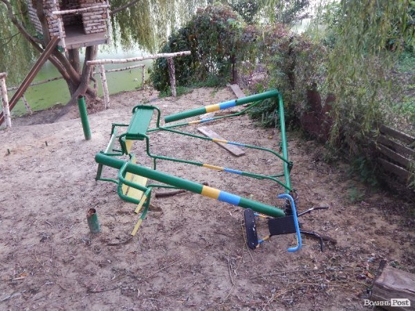 У Луцьку - конфлікт через дитячий майданчик. ФОТО