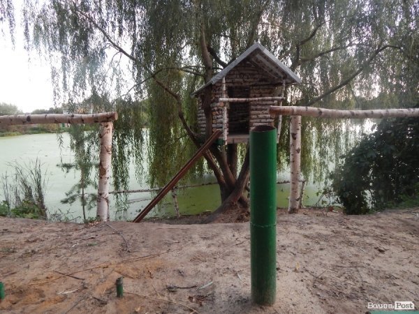 У Луцьку - конфлікт через дитячий майданчик. ФОТО