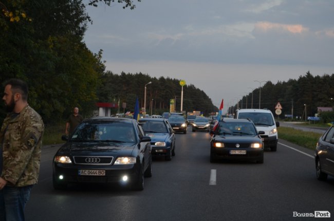 Тисячі людей у центрі Луцька зустріли загиблого Героя. ФОТО