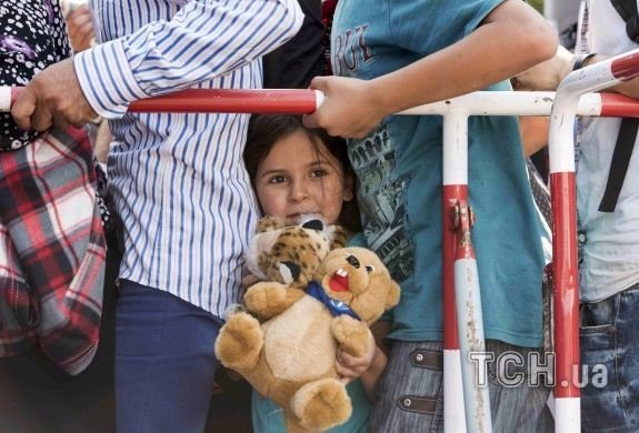 Тисячі біженців «штурмують» країни ЄС. ФОТО