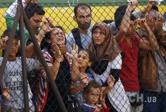 Тисячі біженців «штурмують» країни ЄС. ФОТО