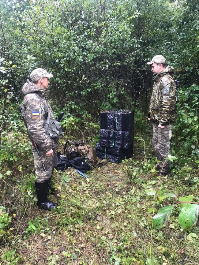 Луцькі прикордонники затримали поляка і українця, які переправляли через річку контрабандні сигарети