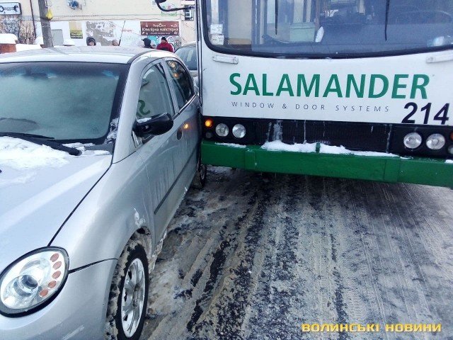 У Луцьку на Винниченка тролейбус не розминувся із Lexus та Chery. ФОТО