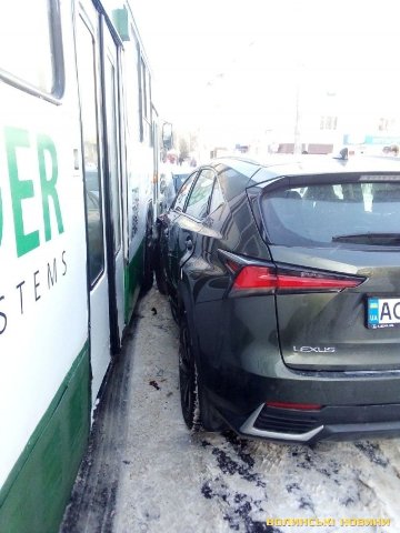 У Луцьку на Винниченка тролейбус не розминувся із Lexus та Chery. ФОТО