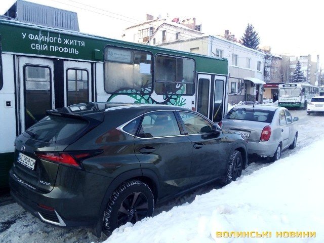 У Луцьку на Винниченка тролейбус не розминувся із Lexus та Chery. ФОТО