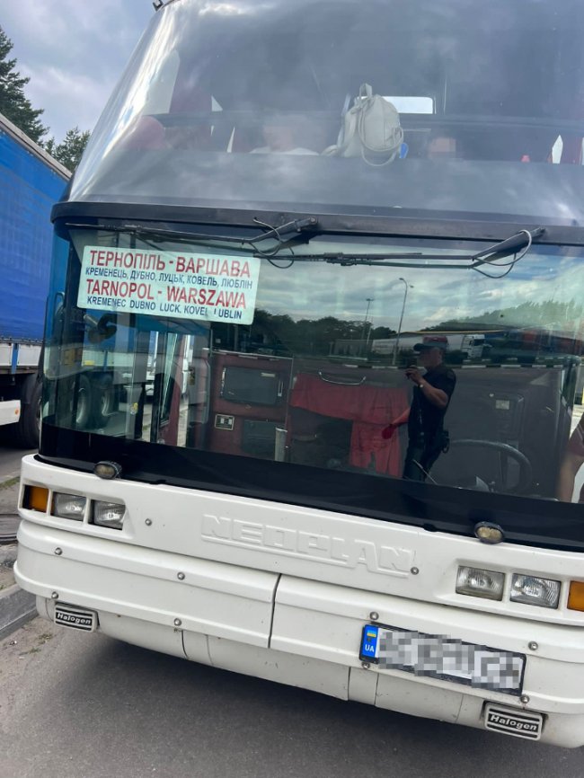 У «Ягодині» службовий собака винюхав наркотики у валізах іноземця. ФОТО