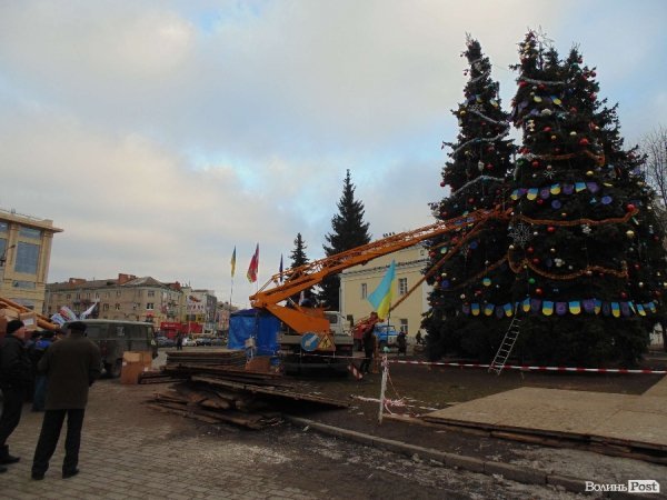 Ялинки у Луцьку прикрасили символікою ЄС. Прокуратура поки що мовчить. ФОТО