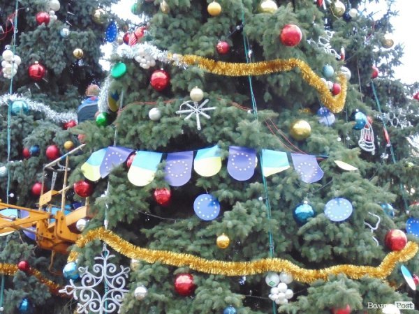 Ялинки у Луцьку прикрасили символікою ЄС. Прокуратура поки що мовчить. ФОТО