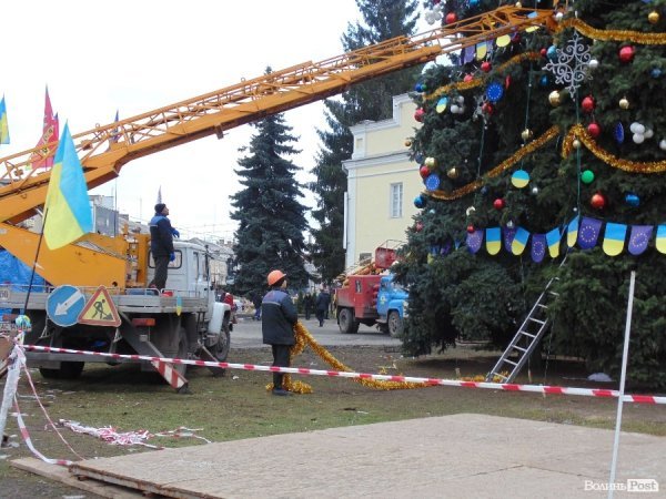 Ялинки у Луцьку прикрасили символікою ЄС. Прокуратура поки що мовчить. ФОТО