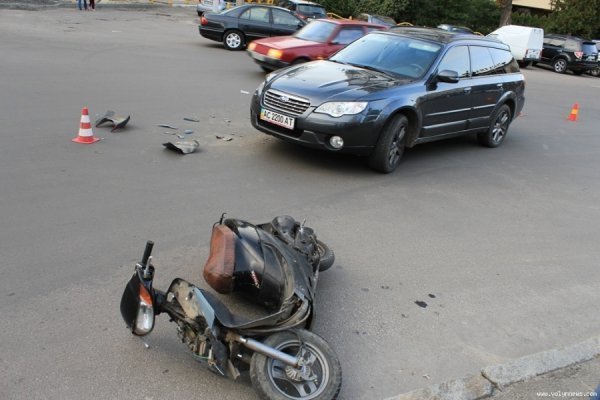 У Луцьку легковик зіткнувся зі скутером. ФОТО