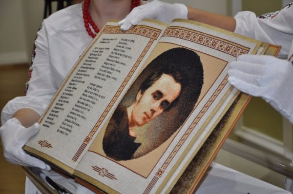 В Україні створили єдину в світі вишиту книгу. ФОТО