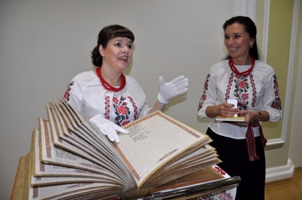 В Україні створили єдину в світі вишиту книгу. ФОТО