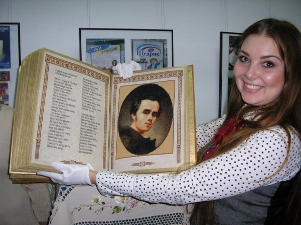 В Україні створили єдину в світі вишиту книгу. ФОТО