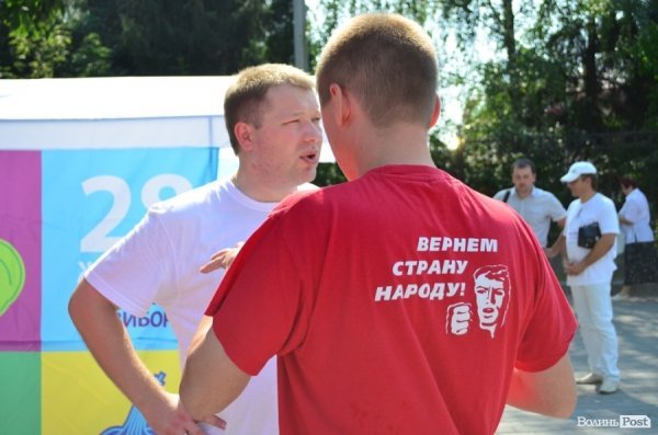 У Луцьку «Чесно» нагодував комуністів часником. ФОТО 