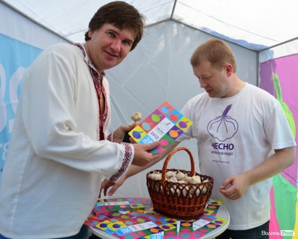 У Луцьку «Чесно» нагодував комуністів часником. ФОТО 