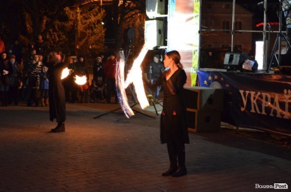 Щедрування на Євромайдані в Луцьку: фаєр-шоу, політичний вертеп і танці. ФОТО