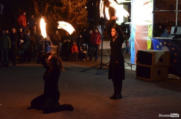 Щедрування на Євромайдані в Луцьку: фаєр-шоу, політичний вертеп і танці. ФОТО