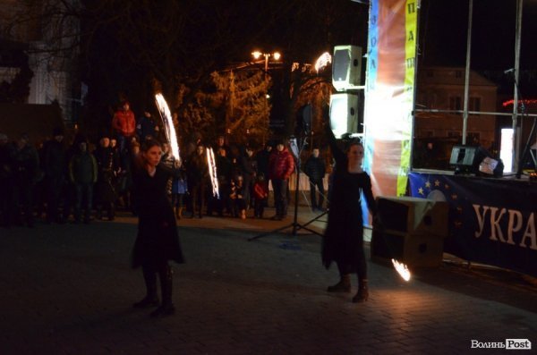 Щедрування на Євромайдані в Луцьку: фаєр-шоу, політичний вертеп і танці. ФОТО