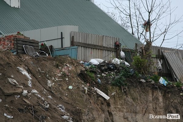 У Луцьку продовжують укріплювати небезпечне урвище. ФОТО